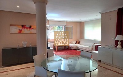 Bonito y amplio chalet en el centro del Albir con piscina privada.